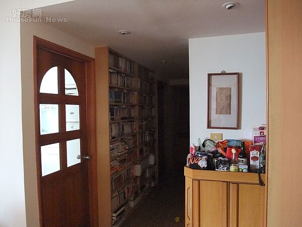 5. 掛畫為日本作家北原白秋的作品。