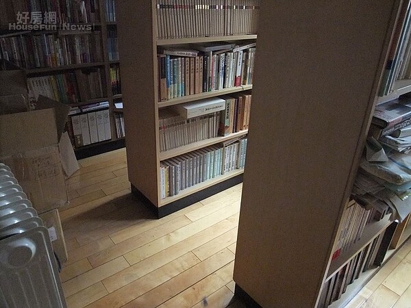 4. 可拉式書架,善盡藏書功能。