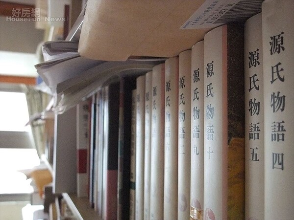 6. 收藏全套珍貴的《源氏物語》。