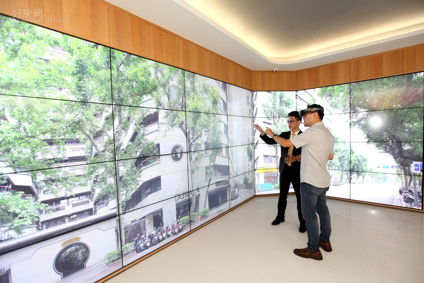 永慶《i+智慧創新體驗館》中的「i+智慧-智能生活」,運用最新混合實境(MR)技術,提供消費者「買屋前,先體驗周邊生活圈」的服務