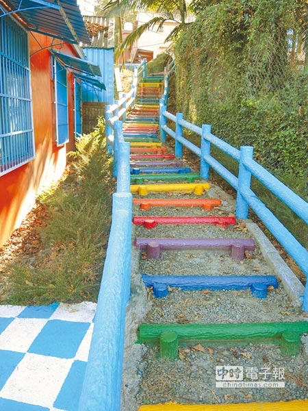 五峰鄉公所在周圍區域漆上五彩繽紛的顏色，讓民眾能散散步放鬆心情。（邱立雅攝）