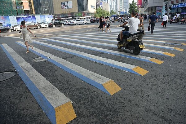 中國四川成都鹽市口的3D斑馬線(圖/中新社)