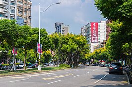 順著中山北路往北走，下了福林橋之後右轉就進入了忠誠路。這一條說長不長說短不短的六線道馬路，卻是天母商圈之外士林最為精華的居住地區。