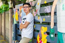 雨農國小門口的彩繪，透露出孩童天真浪漫的藝術思維。這個國小也是曾瀚民閒暇運動時最喜歡來的地方。