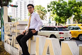 退伍後就在此深耕多年的永慶房屋經紀人曾瀚民，雖然不是當地人，卻對當地有著濃濃的情感。這份情感不僅來自於成交的喜悅，而更多來自於這裡充滿各種迷人氛圍的生活感受。