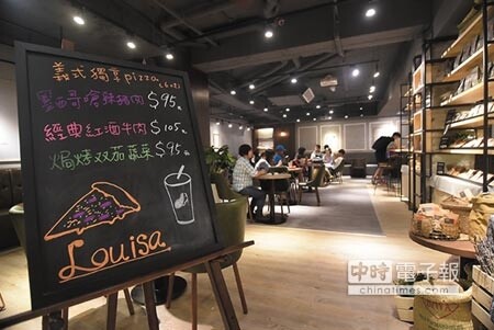 
〈LOUISA COFFEE路易莎咖啡〉將經營觸角由「飲」向「餐食」與零售延售，開在台北市光復南路國父紀念館對面的全方位咖啡生活門市有供應餐食。圖／姚舜
 