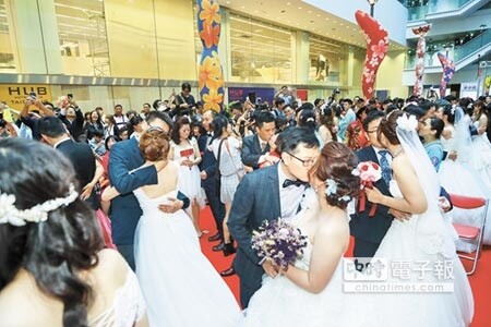 市府以花博「聆聽花開的聲音」為主題,為未婚民眾創造認識另一半機會,鼓勵新人在台中成家育兒。(盧金足攝)