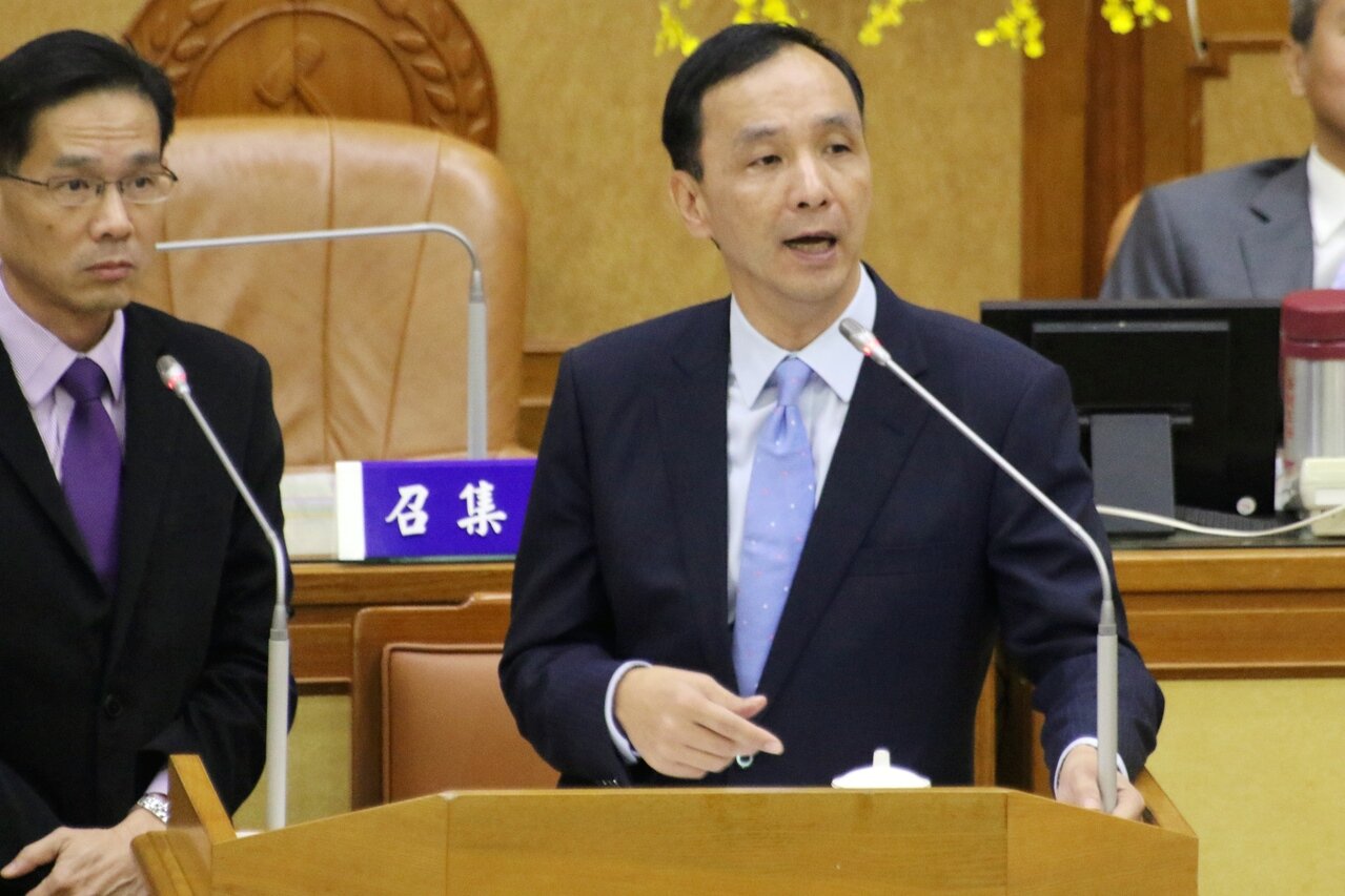 新北市議員鄭宇恩指出青創貸款執行率低,新北市長朱立倫(右)指出,將會進行檢討。 記者王敏旭/攝影