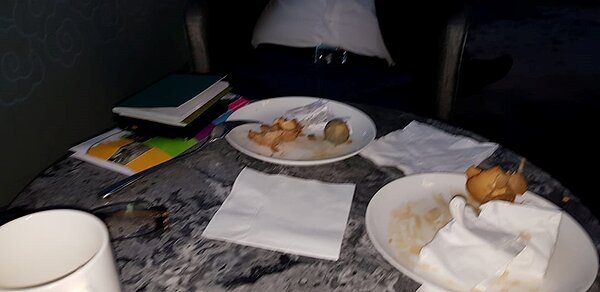 葉匡時臉書開玩笑表示:「老闆一定要請好秘書,否則隨時可讓你吃天價滷蛋。」(翻攝自葉匡時臉書)