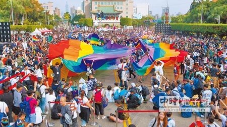 2017台灣同志遊行28日盛大舉行,本屆活動也是首次有超過20個國家的外國朋友前來參與,估計約11萬人參加遊行。(杜宜諳攝)