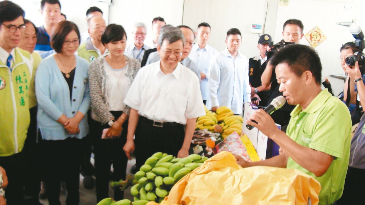 陳建仁（中）昨天前往旗山了解香蕉產業現況。 記者王昭月／攝影
