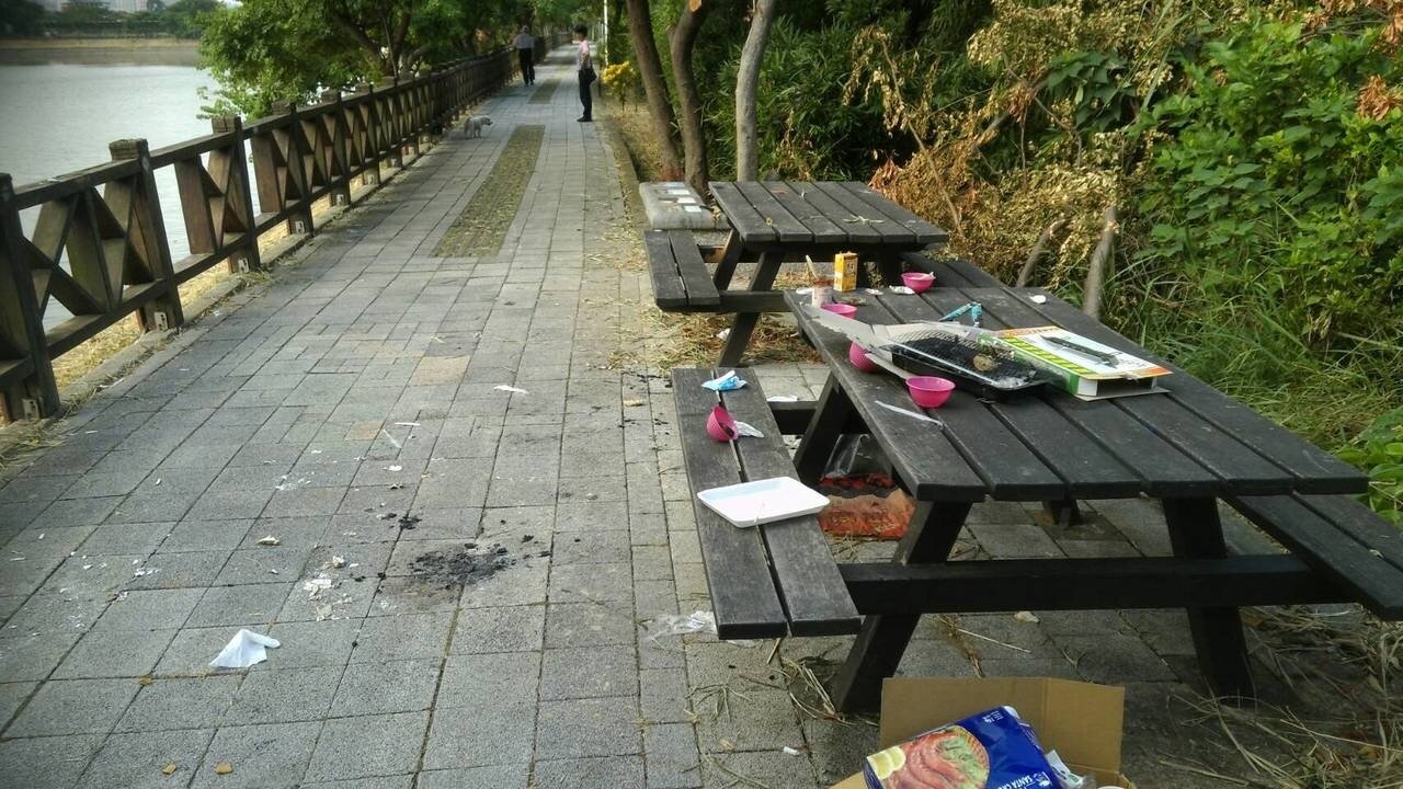 入夜後遊客吃喝留下爛攤，白天苦了清潔人員，沒監視器根本追不出製造髒亂或破壞者。 記者鄭國樑／攝影