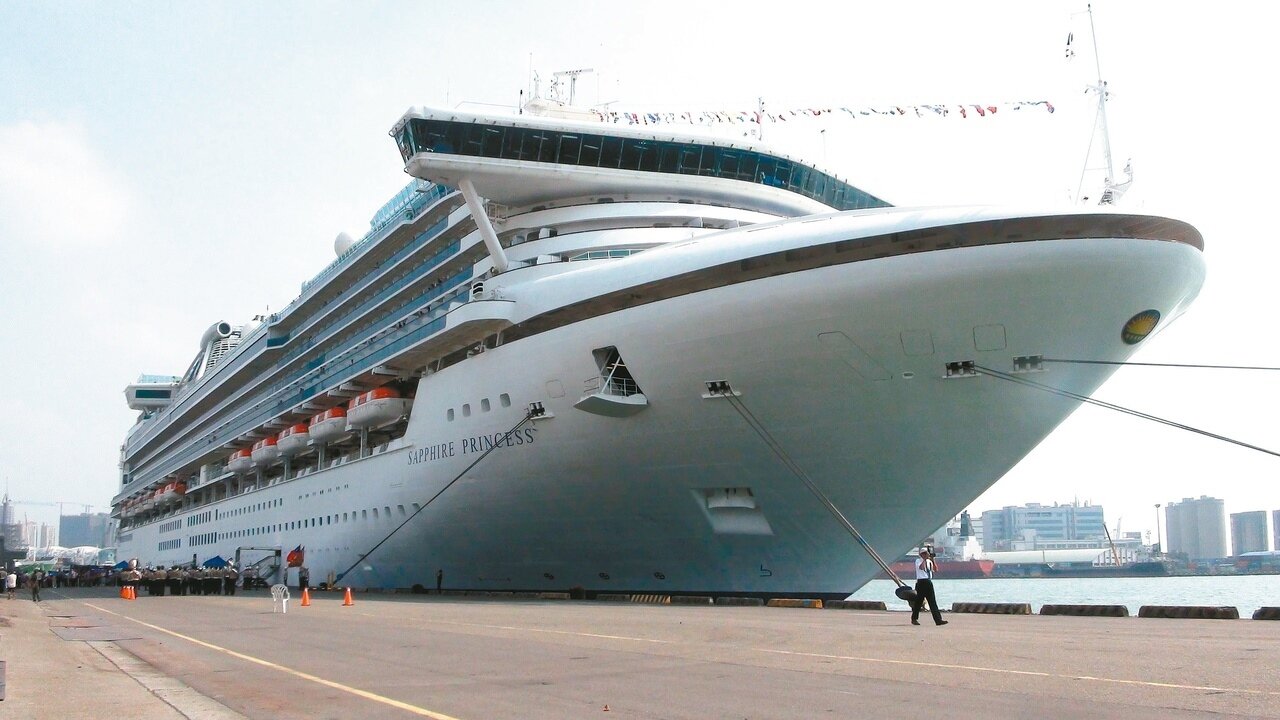 公主郵輪藍寶石公主號昨天從高雄港出發,首以高雄港為母港啟動南向航程。 記者楊濡嘉/攝影