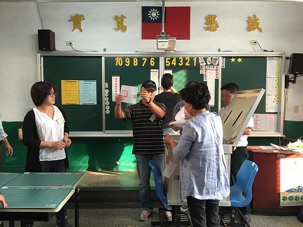 金門縣首次博弈公投於昨4點結束,隨即在不到一小時完成開票。 記者蔡家蓁/攝影