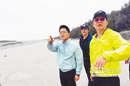 台東市區又揚起風飛砂,縣長黃健庭(左)由環保局長謝清泉(右)陪同視察卑南溪出海口揚塵防治工程。(莊哲權攝)