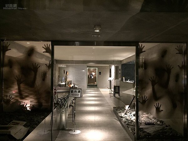 日本青年旅館萬聖節裝飾十分嚇人。(圖片擷取自推特)