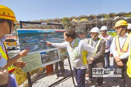 立委劉櫂豪（中）昨日視察台東火車站改建工程進度。（莊哲權攝）