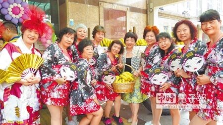 香蕉盛產,南投縣長林明溱擔心蕉農血本無歸,啟動緊急採購行銷機制,採購彰化縣田中鎮農會總幹事曾招英(右五)帶著婆婆媽媽一起「搶救蕉農」幫忙促銷香蕉。(鐘武達攝)