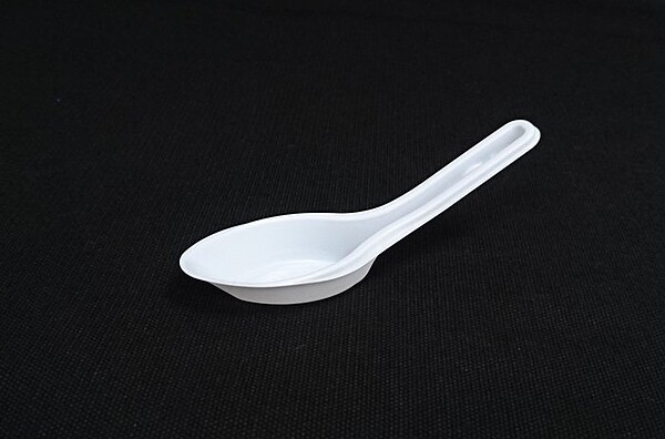 外食族若沒有自備環保餐具,應確定使用的是足夠耐熱的塑膠湯匙。(圖/翻攝自奇摩拍賣)