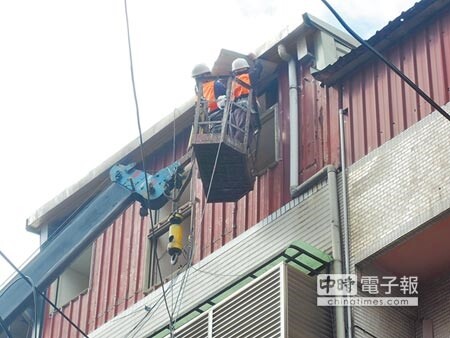 今年7月檢警在樹林區查獲違建內藏匿40名失聯移工，後續查出吳姓屋主在板橋區和平路也有1間頂樓加蓋違建，經公安聯合稽查小組認定後，1日上午執行強制拆除。（王揚傑攝）