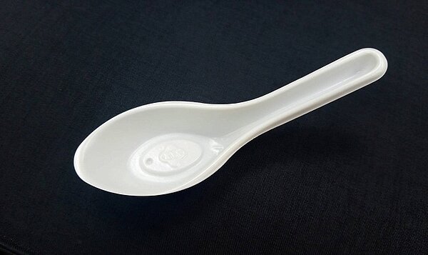 外食族若沒有自備環保餐具，應確定使用的是足夠耐熱的塑膠湯匙。（圖／好房News記者廖庭毅攝影）