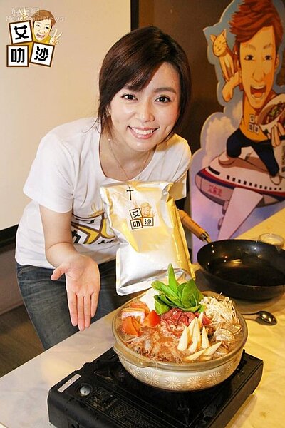 6.拍戲空檔,王瞳也常到店中當活招牌。