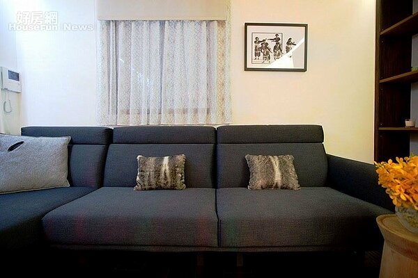 7. 深灰黑色布沙發和白紗簾互為協調。
