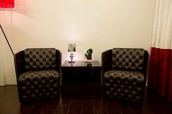 8. 主臥室設兩張沙發椅,謝春德習慣一起床就在此閱讀。