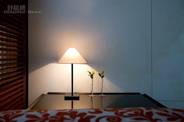 9. 由於舞台設計經驗,謝春德善用燈光,營造氛圍。