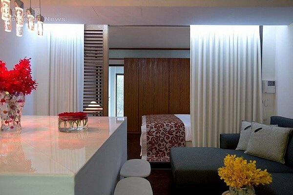 3. 深灰黑色沙發搭配白色大茶几,對比且協調。