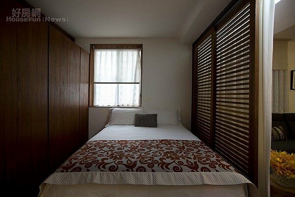 5. 主臥室採棗紅色系,風格強烈。