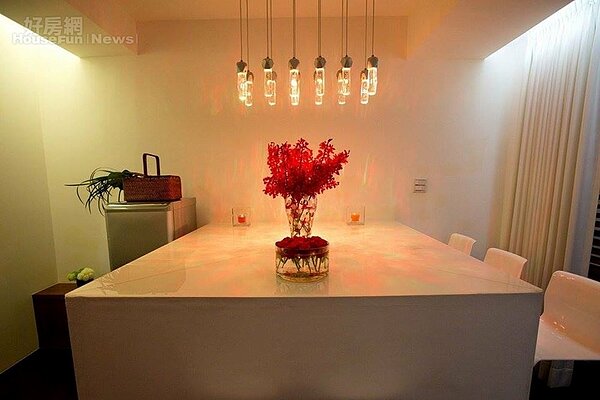 4. 巧妙搭建的白色大桌是家人交流平台。