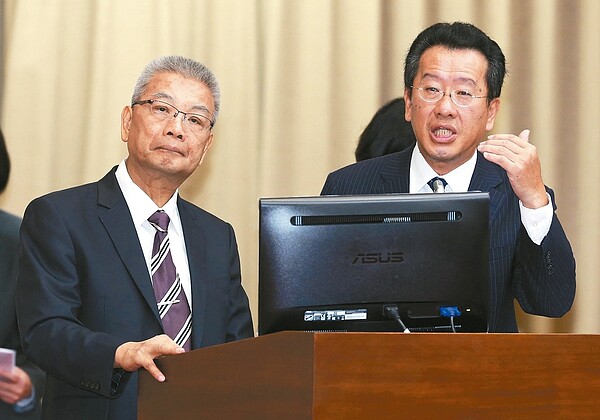 金管會主委顧立雄(右)、財政部長許虞哲(左)在立法院財委會答詢慶富案。 記者胡經周/攝影