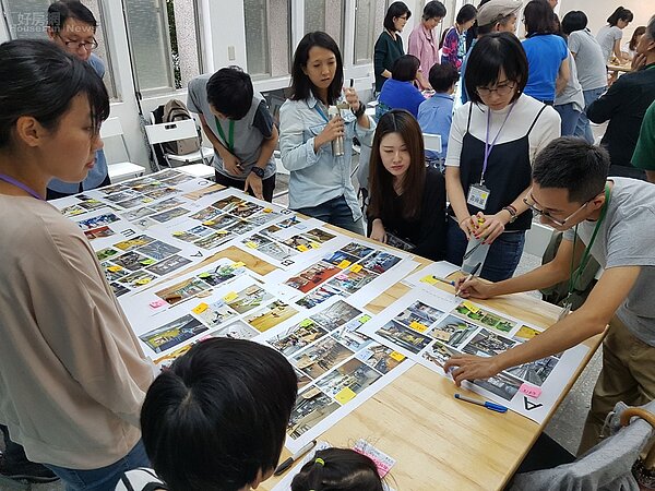 社區及參與者踴躍發表成果,共同提出空間多功能彈性使用及強調融合戶外景觀空間外,還提出共耕、共食、工具銀行、食物銀行等共享概念。(新北市政府提供)