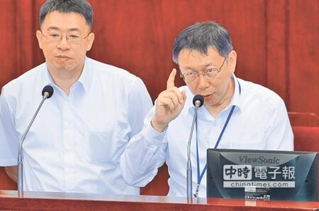 
面對大巨蛋爭議，台北市長柯文哲（右）表示可以拆早就把它拆掉了，但它就是一個很難解決的問題。（季志翔攝）
 