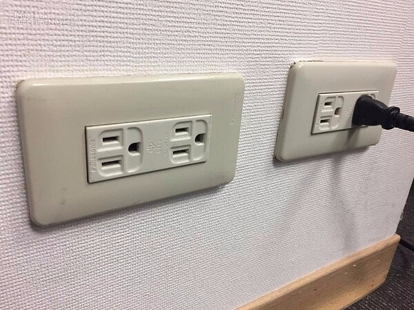 插頭也要清潔!雨天這樣用電最危險 台電教「5招」防漏電 插座(好房網News記者蔡孟穎/攝影)