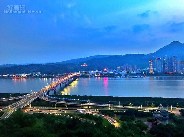 3-4.家中佈置走簡約風，打開窗戶就能遠眺關渡大橋，白天採光也非常棒，貓咪們甚至直接享受日光浴。
