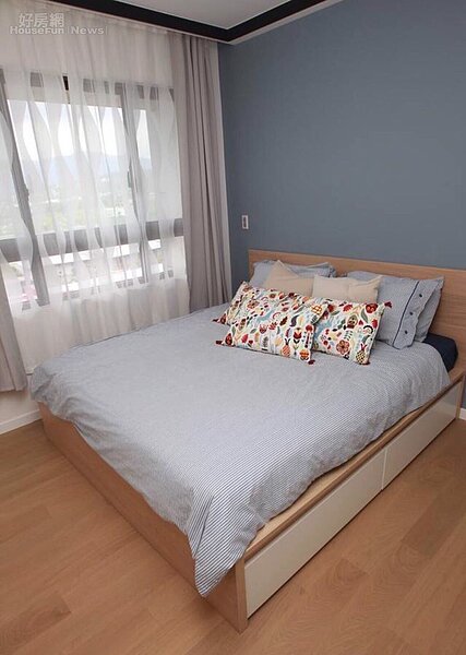 8.主臥室走黑白灰色調,風格簡單。