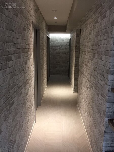 4.郭彥均家的牆壁使用文化石壁紙,散發濃濃文青簡約風格。