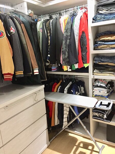 5.郭彥均的專屬更衣室兼書房,衣櫃全是木工客製化打造。