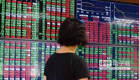 歐美股市處於高檔,本周台股指數有機會再拚新高。圖/本報資料照片
