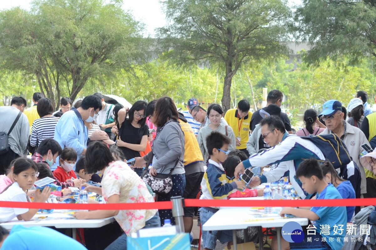 在南科管理局北側廣場舉行的南科太陽能模型車親子挑戰營，不少親子組隊參賽。（圖／台灣好新聞）