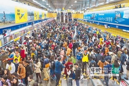 研究發現，台北捷運的營運會造成地球磁場強度改變，尤其是跨年夜、北捷運輸量最大的時候。 (本報資料照片）