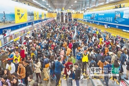 研究發現，台北捷運的營運會造成地球磁場強度改變，尤其是跨年夜、北捷運輸量最大的時候。 (本報資料照片） 
