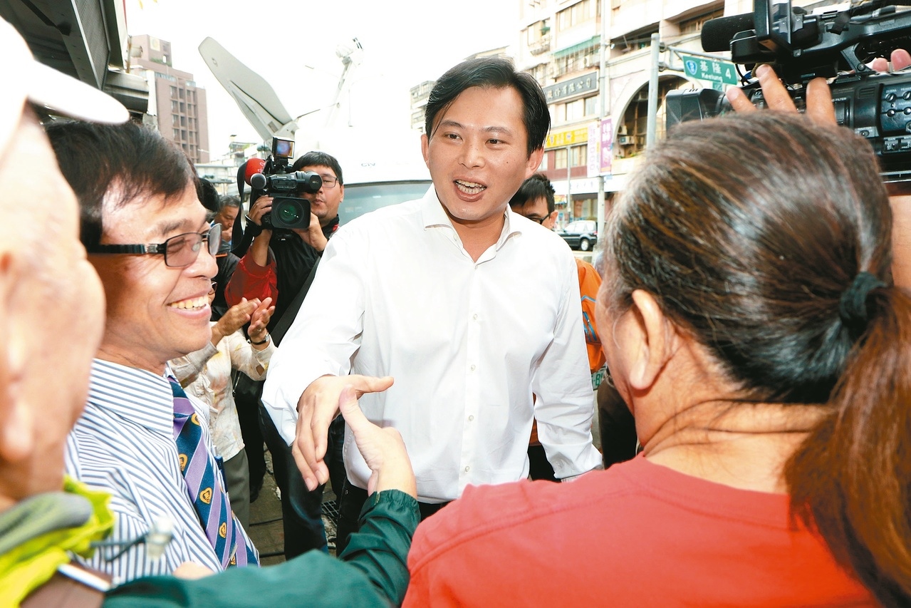 立委黃國昌深陷罷免案，支持選民高喊「加油」。 本報資料照片