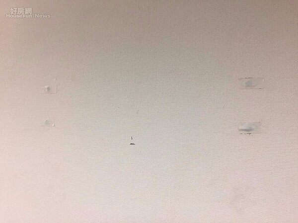 牆壁殘膠(好房網News記者蔡孟穎/攝影)
