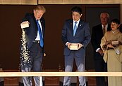 川普餵魚「整盒倒下去」　網友直呼「霸氣」