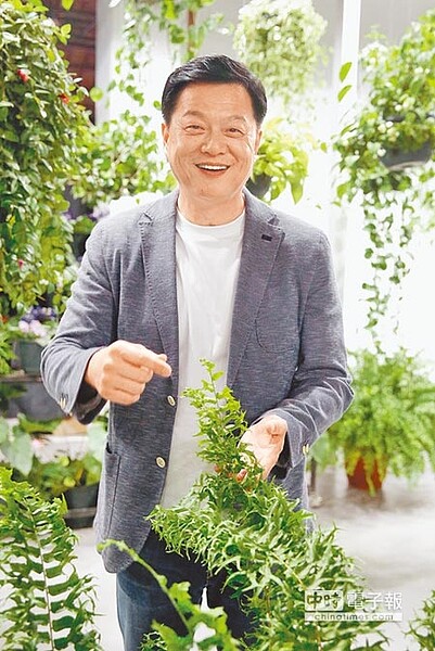 周錫瑋7日出席「台灣室內設計周」開幕,活動當下避談參選,向媒體介紹4年來研究室內種植植物的心得,但會後提出國民黨新北市長黨內初選5點建言。(方濬哲攝)