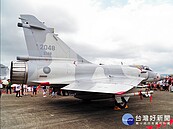 空軍一架單座幻象2000戰機墜海　海空聯合搜救飛官何子雨中