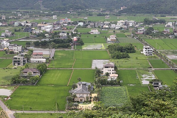 宜蘭違規農舍氾濫,加價課徵房屋稅的政策已兩年三變。 本報資料照片